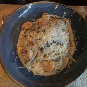 Pasta de camarones y hongos