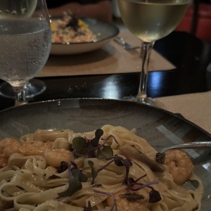 Pasta con camarones E Funghi al olio