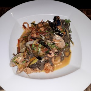 Linguini (con tinta de calamar) frutti di mare