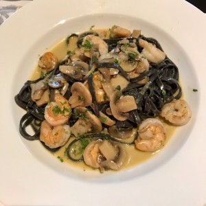 fettucini de tinta de calamar al oleo con camarones