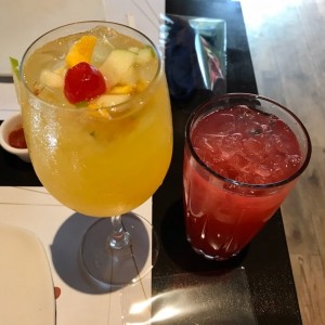 sangria blanca y jugo de fresas