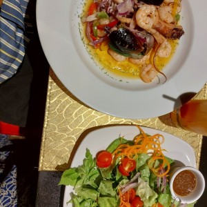 Salteado de Mariscos y Ensalada Verde 