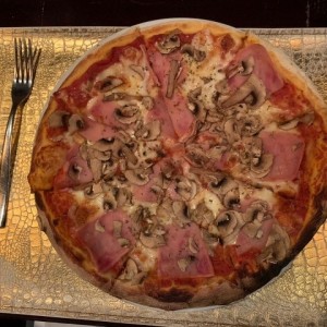 pizza con jamon y hongos