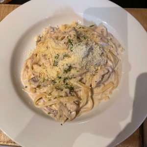 Pasta A La Crema Con Trozos De Pollo
