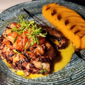 PULPO ? AL GRILL CON PURE DE CAMOTE
