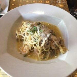 pasta de camarones con hongos al oleo