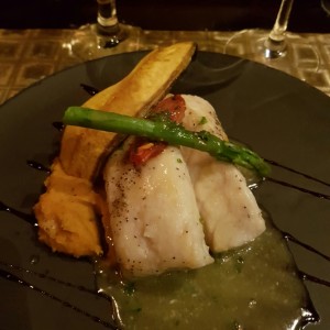 Pesca del dia (Robalo en cama de pure de camote y esparrago)