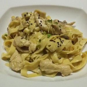 Fetuccine a la crema con trozos de pollo