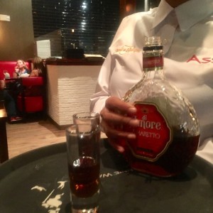 Amaretto cortesia de la casa