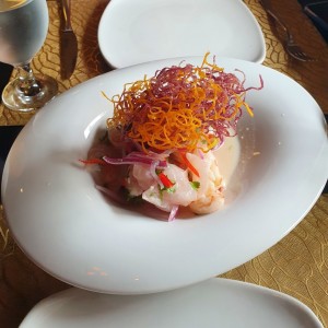 ceviche de pez blanco y camarones