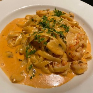Pasta Con Camarones E Funghi en salsa rosa