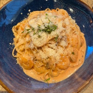 Linguini con camarones salsa rose