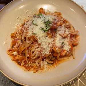 Linguini con pollo en salsa roja