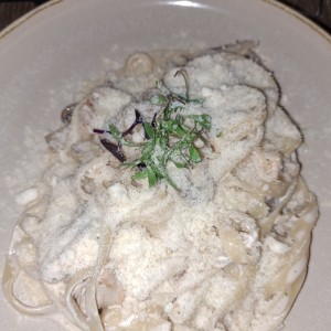 pasta a la crema con pollo y hongos