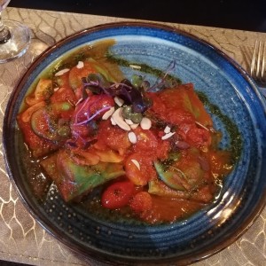 raviolis de albahaca rellenos de ricota con espinaca y tomates con hongos 