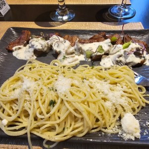 Filete en saldo blanco de hongos y pasta