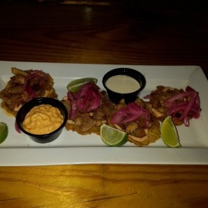 Patacones con chicharrones