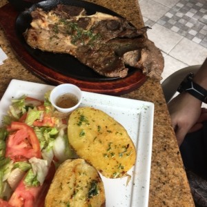 Churrasco con papa asada y ensalada