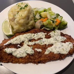 filete de pescado con pure y vegetales
