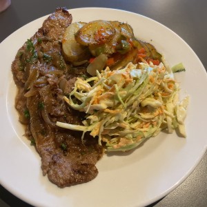 Scalopina de res con papas y vegetales