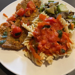 Milanesa de res con pasta y vegetales