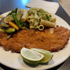 Pescado con vegetales y pasta