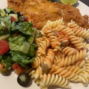 Pescado con pasta y vegetales 