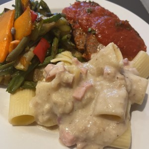 Polpetoni de res con pasta y vegetales 