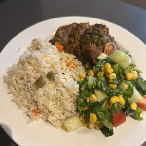 Costillar de carne con arroz y vegetales