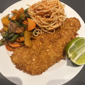 Filete de pescado con vegetales y pasta