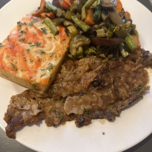 Scalopina de res con polenta y vegetales