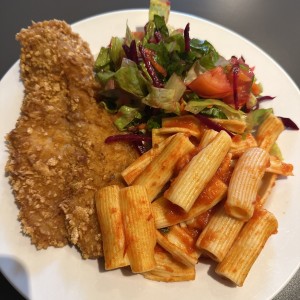 Pescado con pasta y vegetales