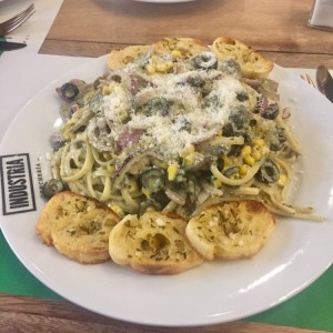 Linguini con salsa alfredo, pesto y vegetales