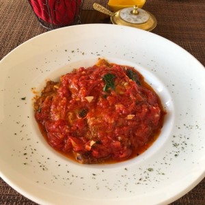 lasagna de carne en salsa roja