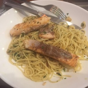 Spaguetinni al oleo Salmon