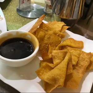 wanton frito con salsa agridulce