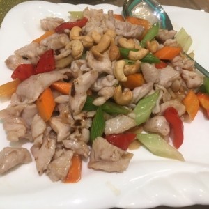 Pollo con Mani y vegetales