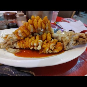 Pescado racimo de uva con salsa agridulce 
