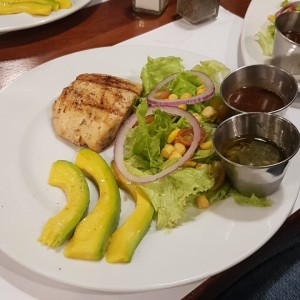 salmon con ensalada