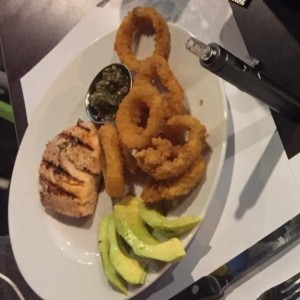 salmon a la parrilla aguacate y aros de cebolla