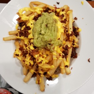 Cacerola de papas fritas con queso bacon y guacamole