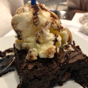 Brownie con helado. 