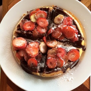 Waffles con nutella y fresa
