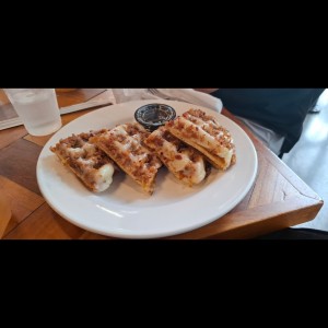 DESAYUNO - WAFFLES CON MOZZARELLA Y BACON