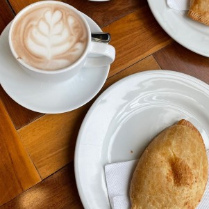 Empanada y chocolate caliente