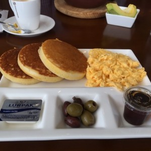 pancakes y huevo revuelto