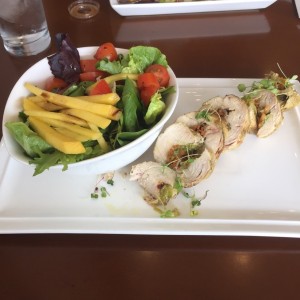 pollo relleno de vegetales y ensalada de la casa
