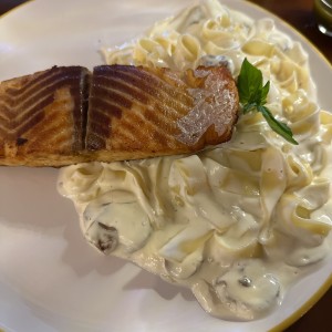 Salmon con pasta en salsa francesa