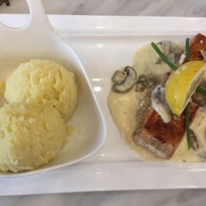 salmon en salsa blanca con hongos y pure