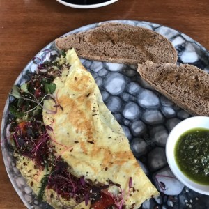 Omelette con pesto.
